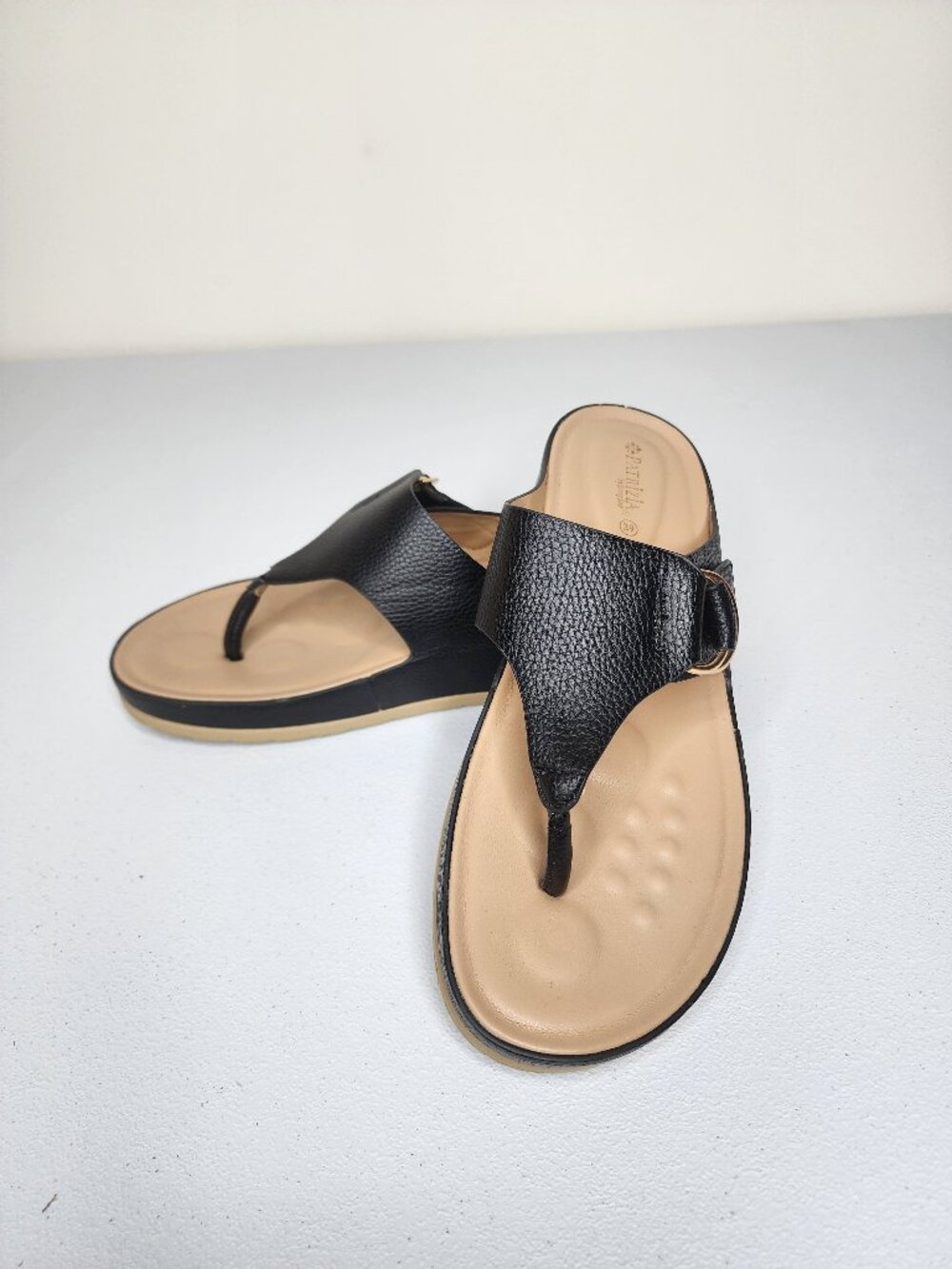 Patrizia by Spring Step Toe Thong Sandal Rozeta Black Gold 8.5/EU 39